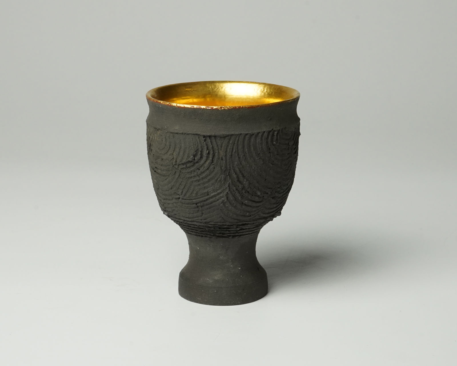 Sakata Jinnai 坂田 甚内, Oxidized smoke sake cup with gold interior 金環杯