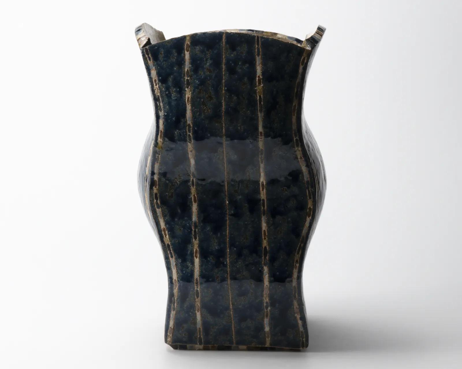 KAMODA Taro 加守田太郎, Jar with geometric wave designs, 2005