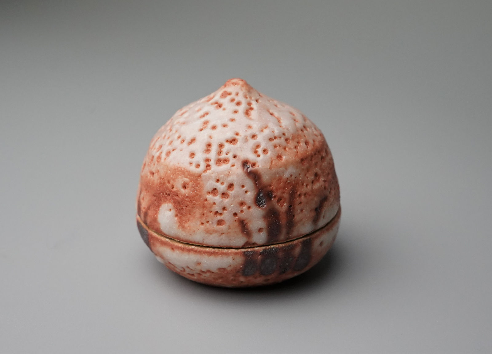 Wakao Toshisada 若尾利貞, Shino Incense Box 志野香合