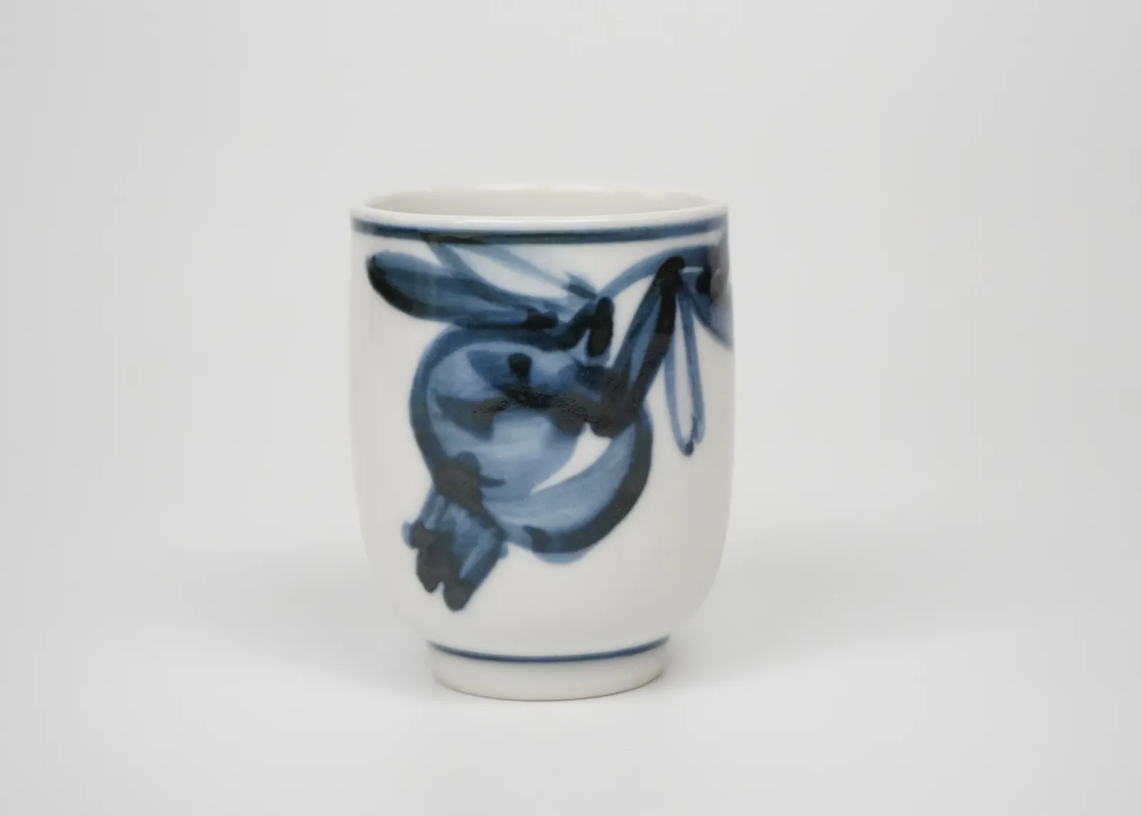 Kondo Yuzo 近藤悠三, Yunomi With Pomegranate Drawing 柘榴 湯呑