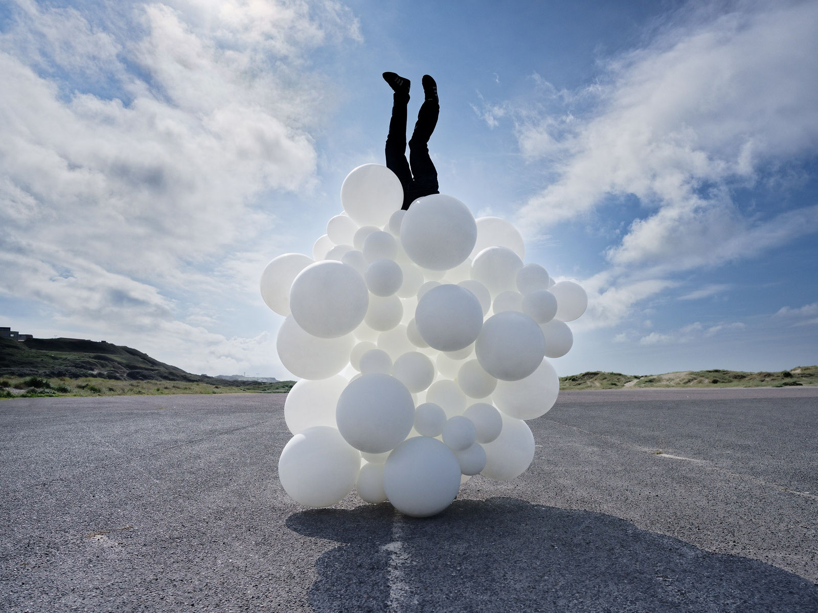 Charles Petillon, Marcher sur la tête (large), 2024