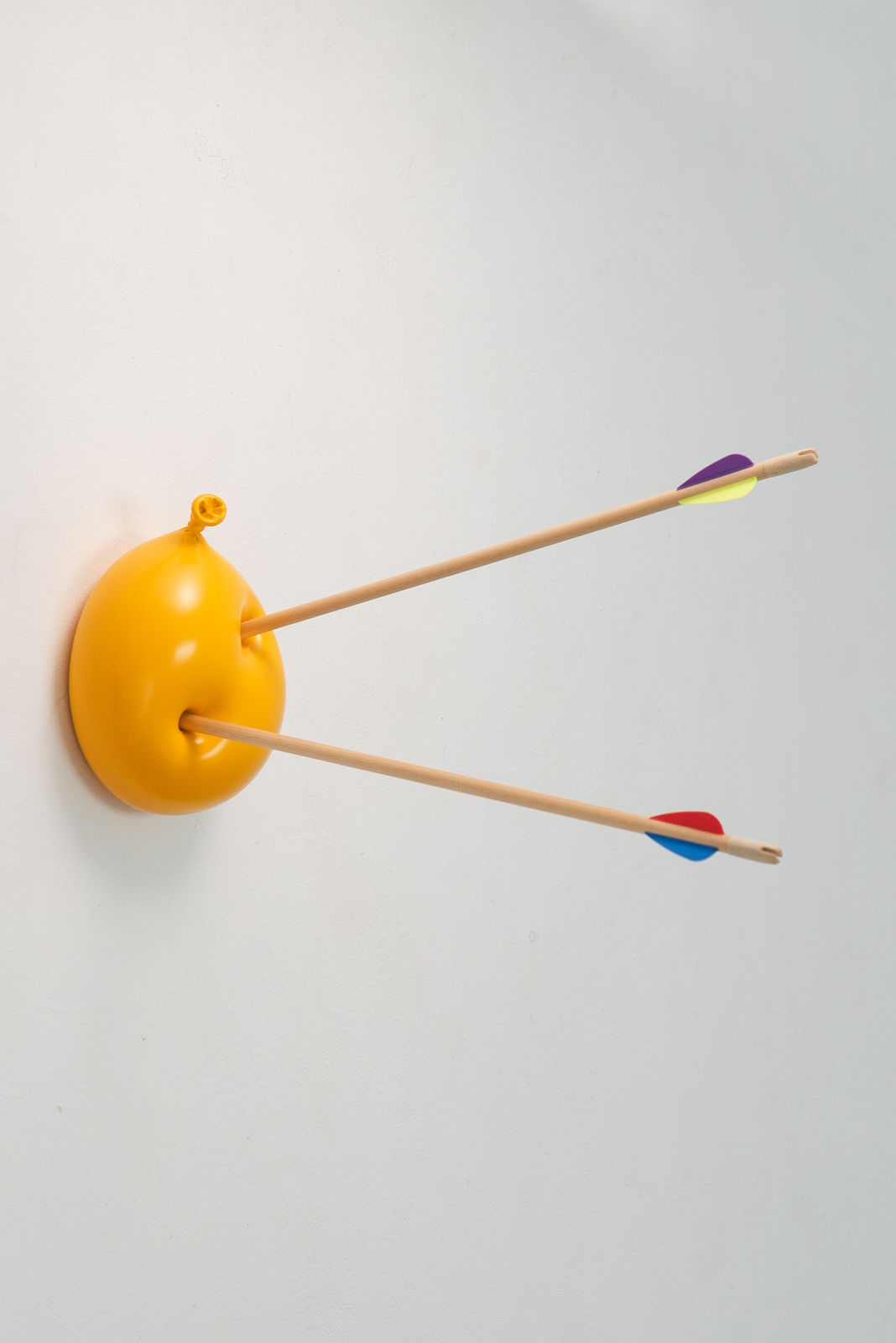 Nano Abia, Último Instante. Double arrow balloon. Amarillo., 2023