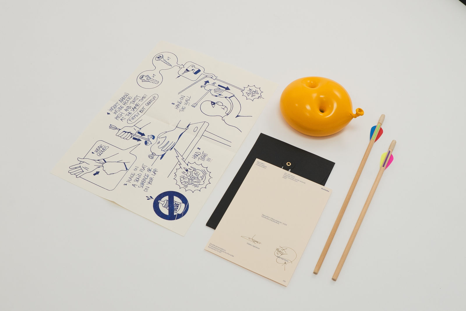 Nano Abia, Último Instante. Double arrow balloon. Amarillo., 2023