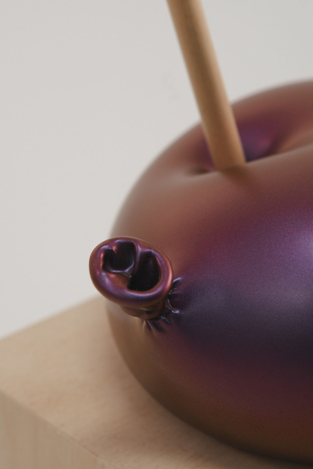 Nano Abia, Último Instante. Double arrow balloon. Morado metalizado., 2023