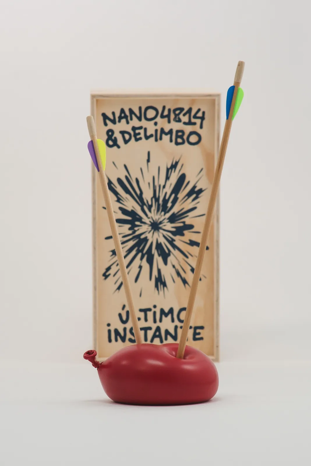 Nano Abia, Último Instante. Double arrow balloon. Rojo., 2023