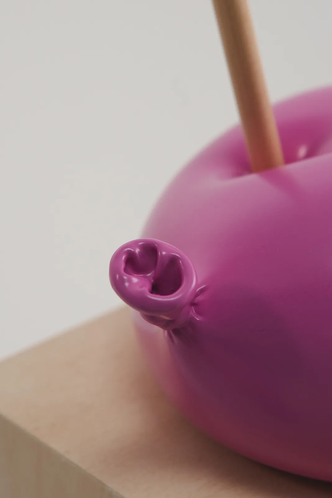 Nano Abia, Último Instante. Double arrow balloon. Rosa., 2023