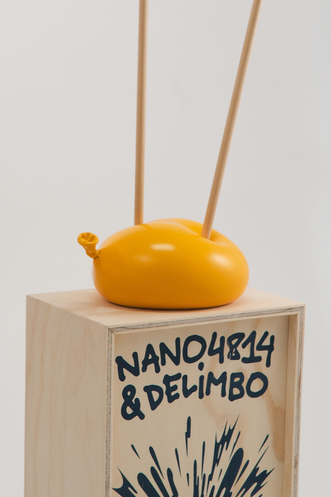 Nano Abia, Último Instante. Double arrow balloon. Amarillo., 2023