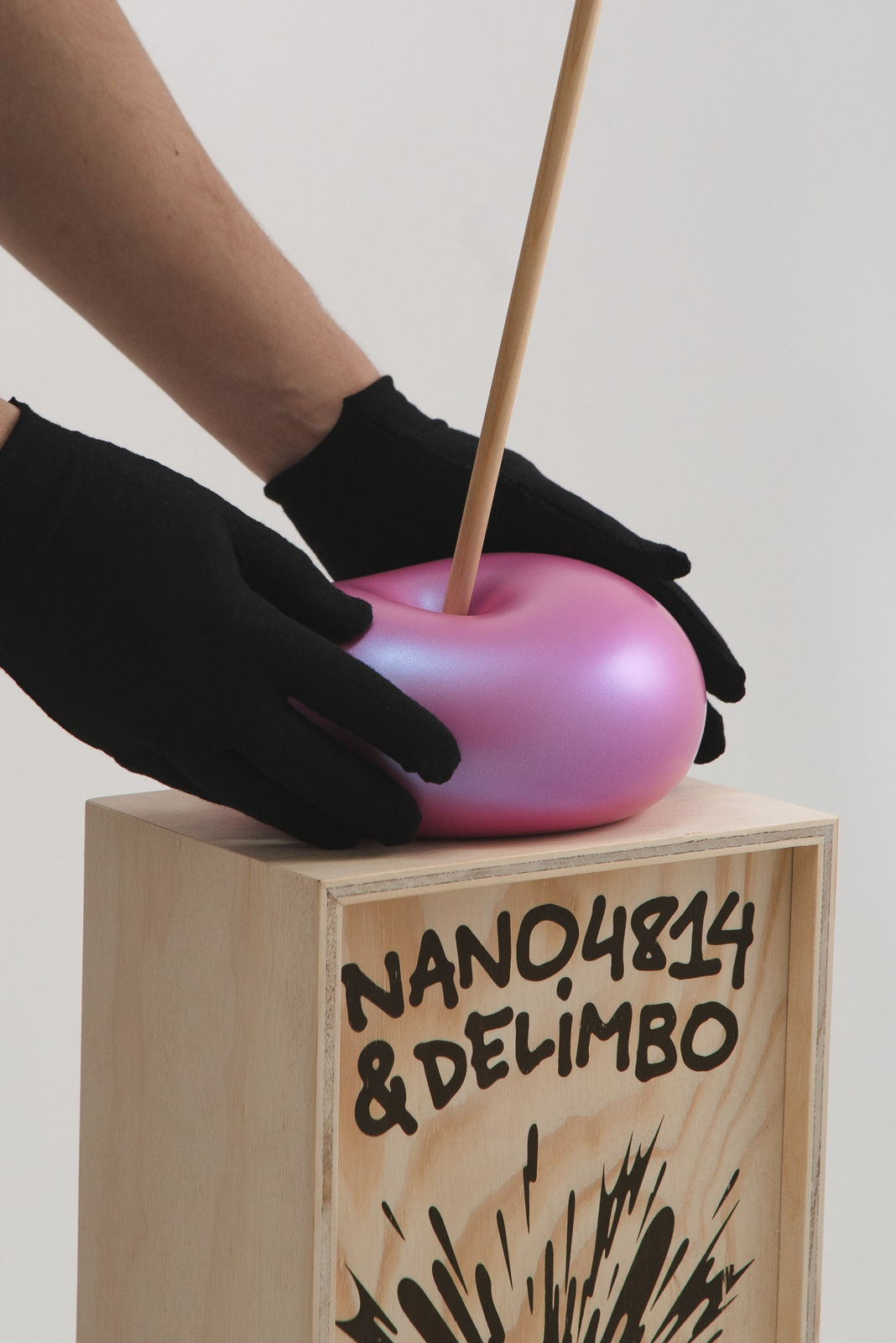 Nano Abia, Último Instante. Double arrow balloon. Amarillo., 2023