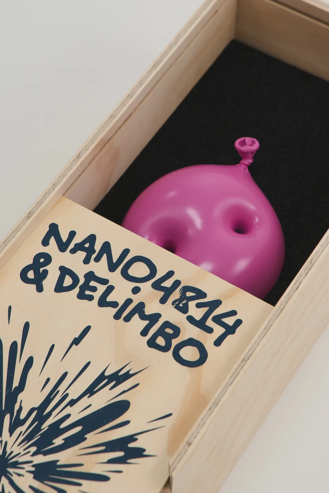 Nano Abia, Último Instante. Double arrow balloon. Rosa., 2023