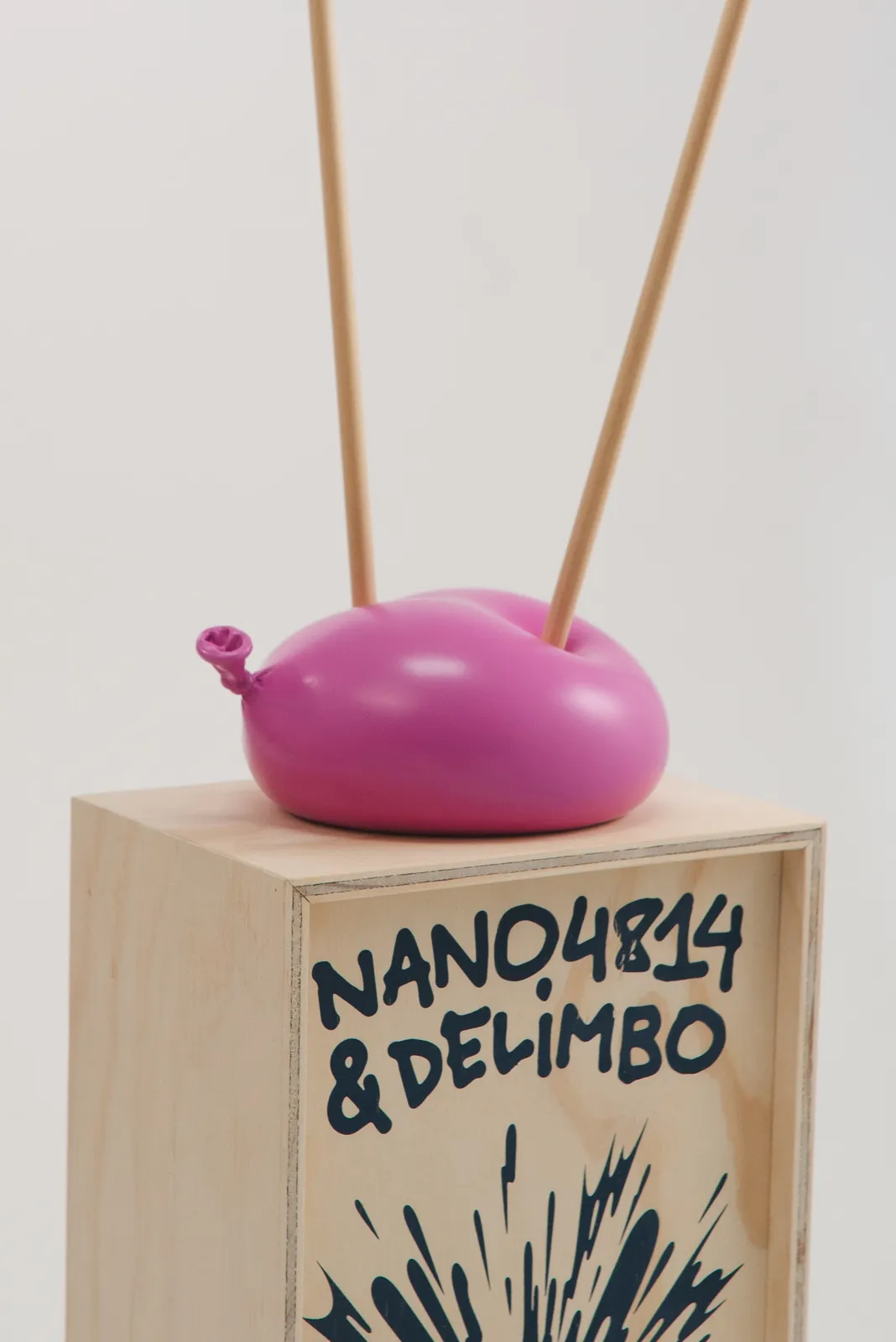 Nano Abia, Último Instante. Double arrow balloon. Rosa., 2023