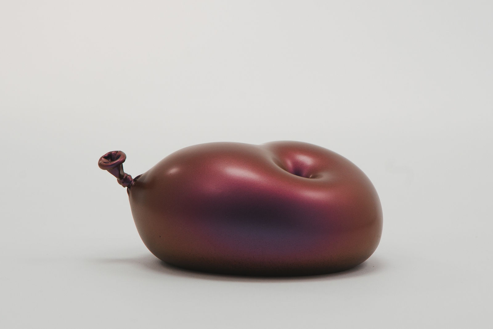 Nano Abia, Último Instante. Double arrow balloon. Morado metalizado., 2023