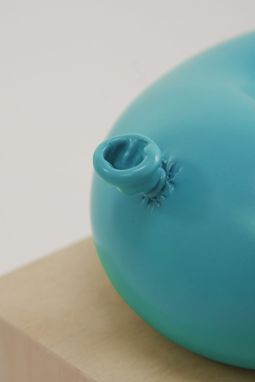 Nano Abia, Último Instante. Single arrow balloon. Turquesa., 2023