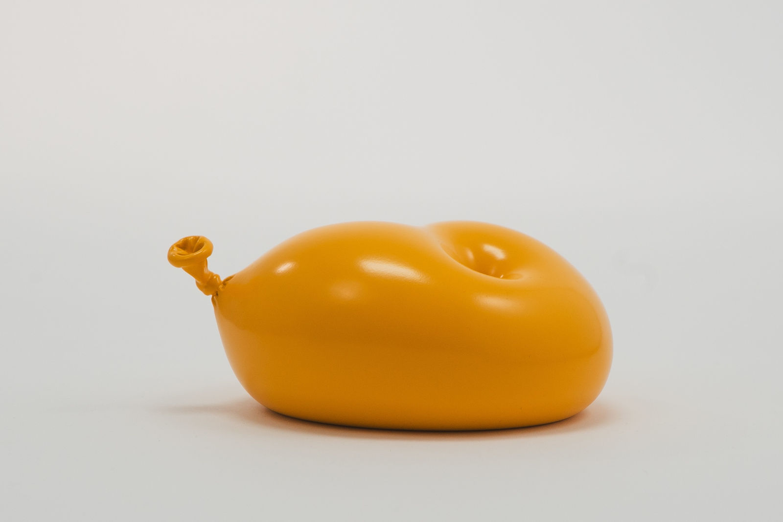 Nano Abia, Último Instante. Double arrow balloon. Amarillo., 2023