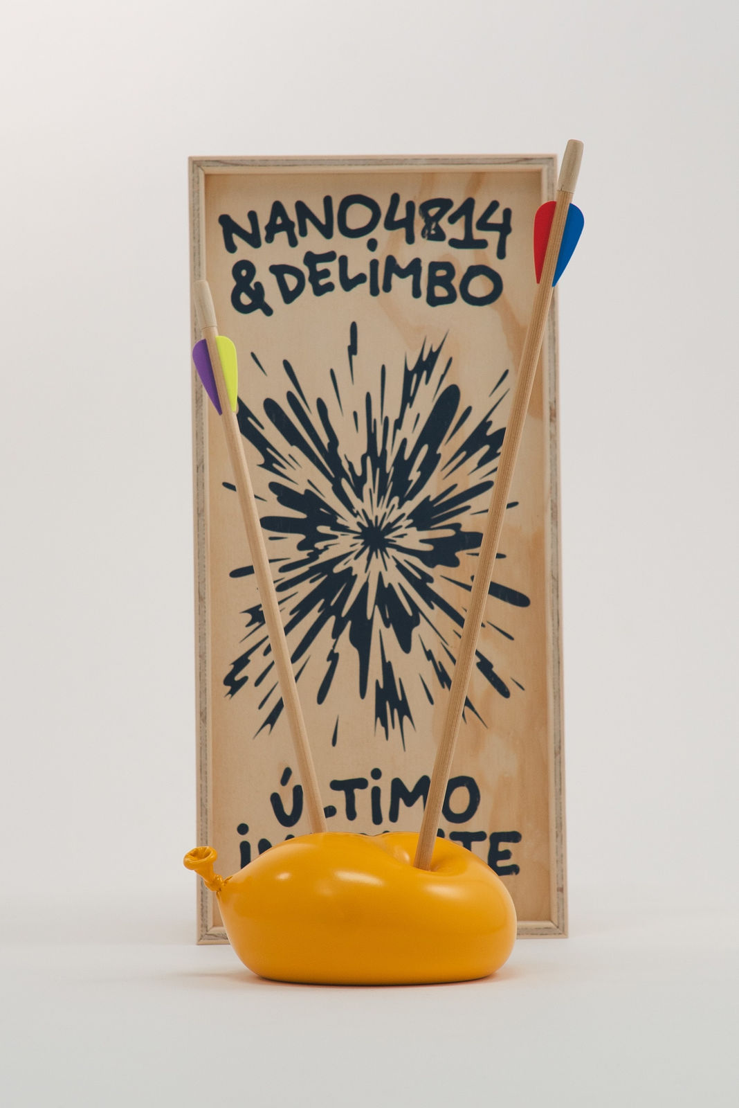 Nano Abia, Último Instante. Double arrow balloon. Amarillo., 2023