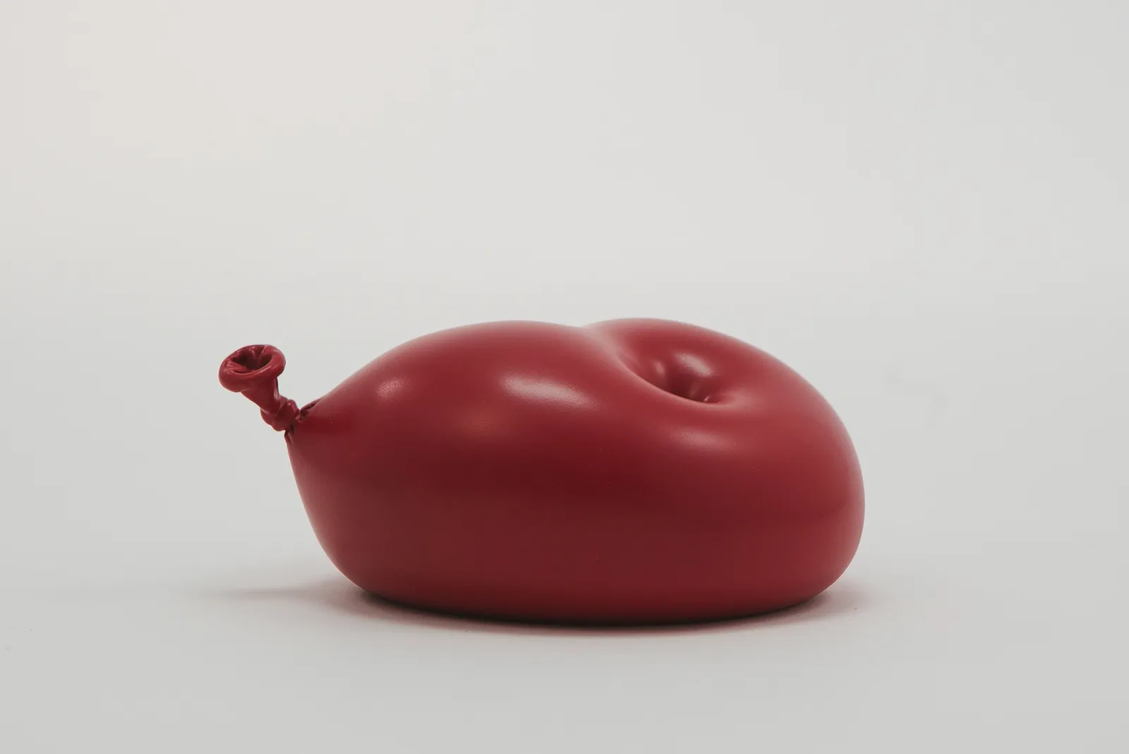 Nano Abia, Último Instante. Double arrow balloon. Rojo., 2023