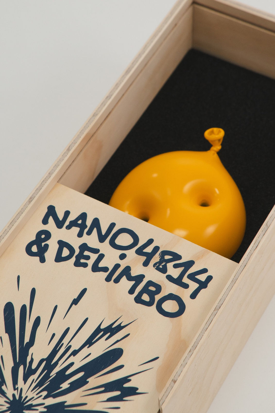 Nano Abia, Último Instante. Double arrow balloon. Amarillo., 2023