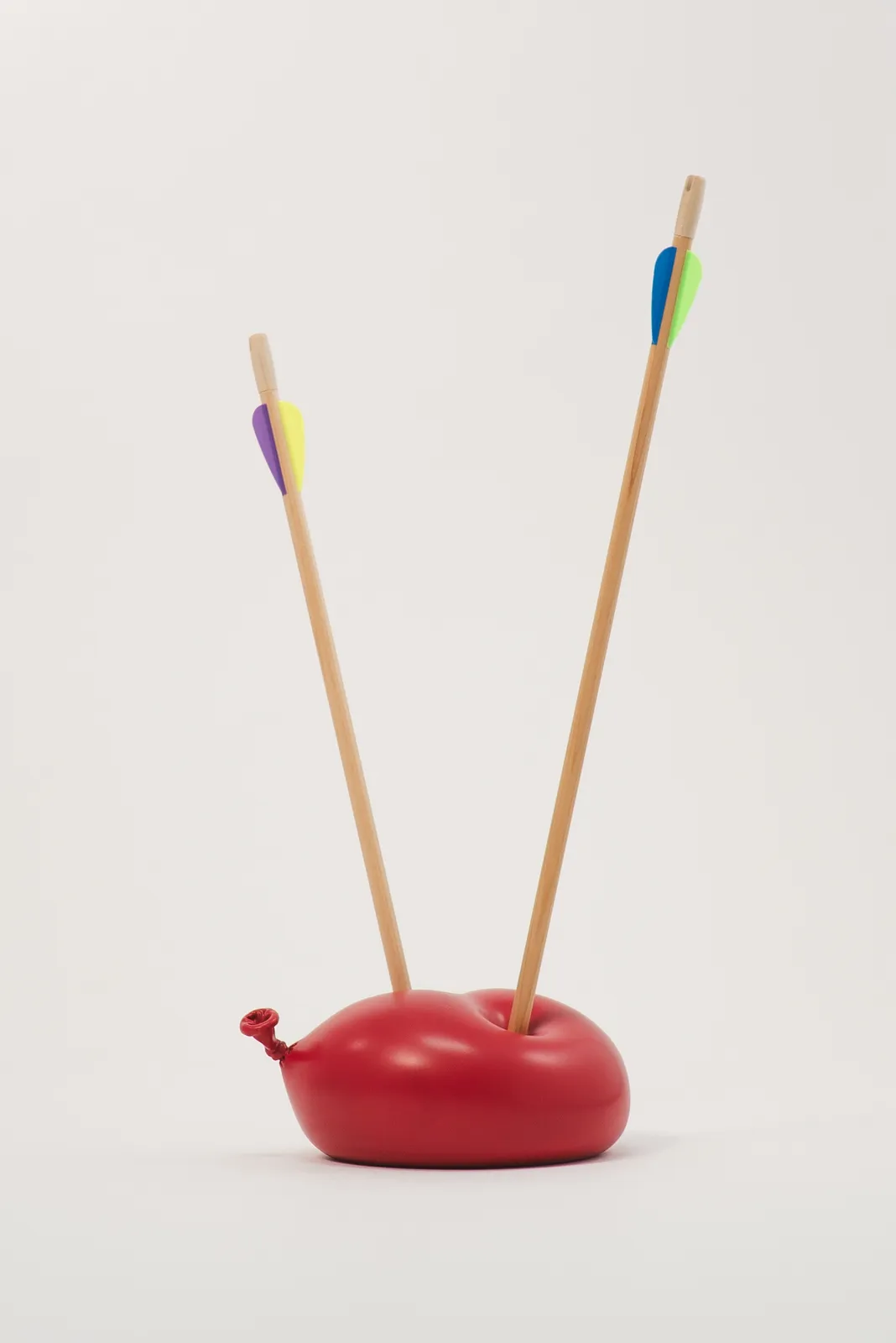 Nano Abia, Último Instante. Double arrow balloon. Rojo., 2023