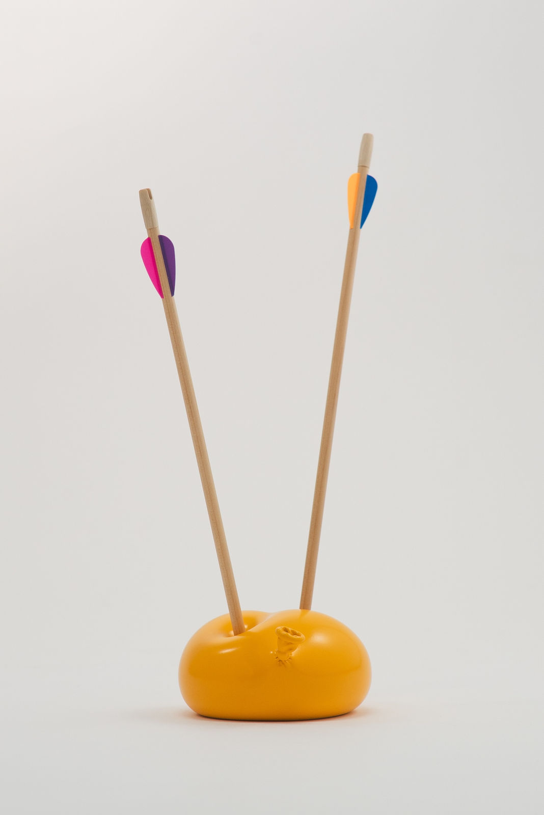 Nano Abia, Último Instante. Double arrow balloon. Amarillo., 2023