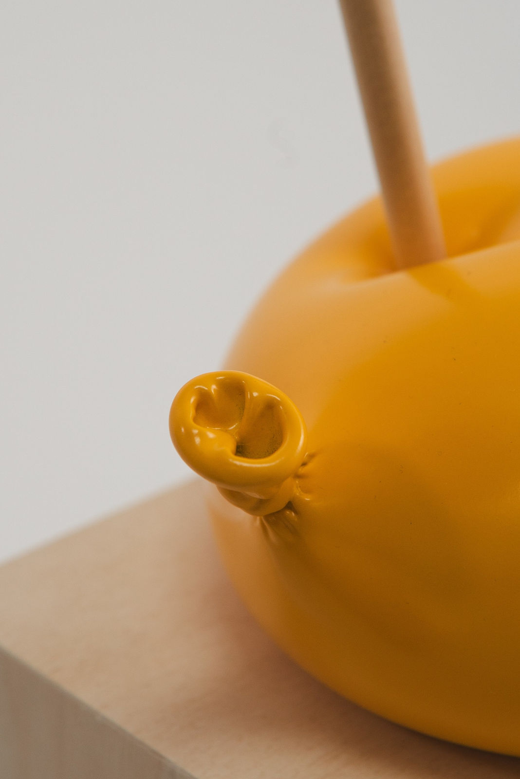 Nano Abia, Último Instante. Double arrow balloon. Amarillo., 2023