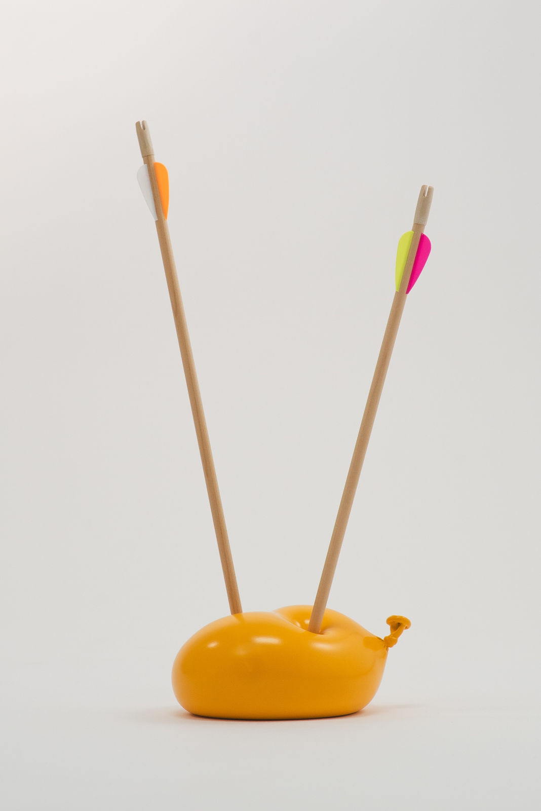 Nano Abia, Último Instante. Double arrow balloon. Amarillo., 2023