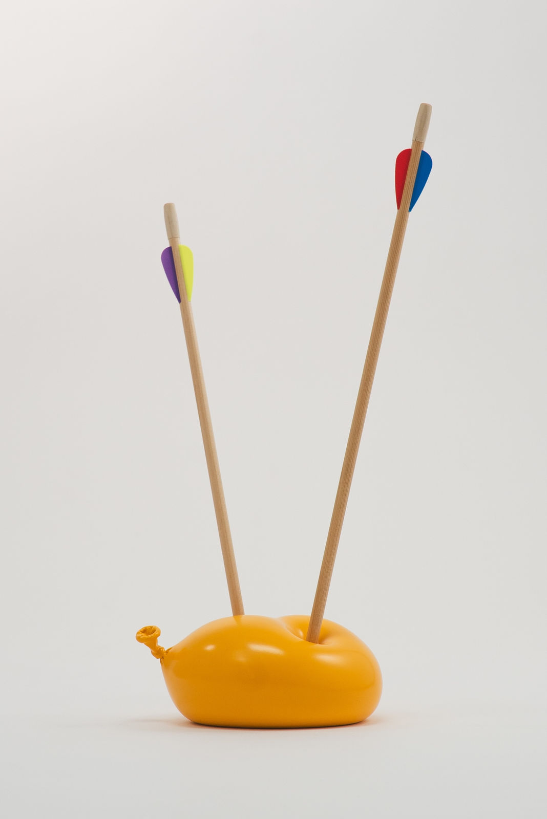 Nano Abia, Último Instante. Double arrow balloon. Amarillo., 2023