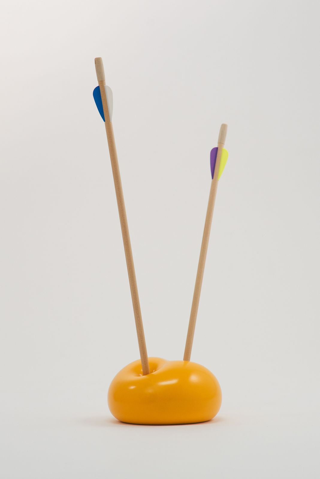 Nano Abia, Último Instante. Double arrow balloon. Amarillo., 2023