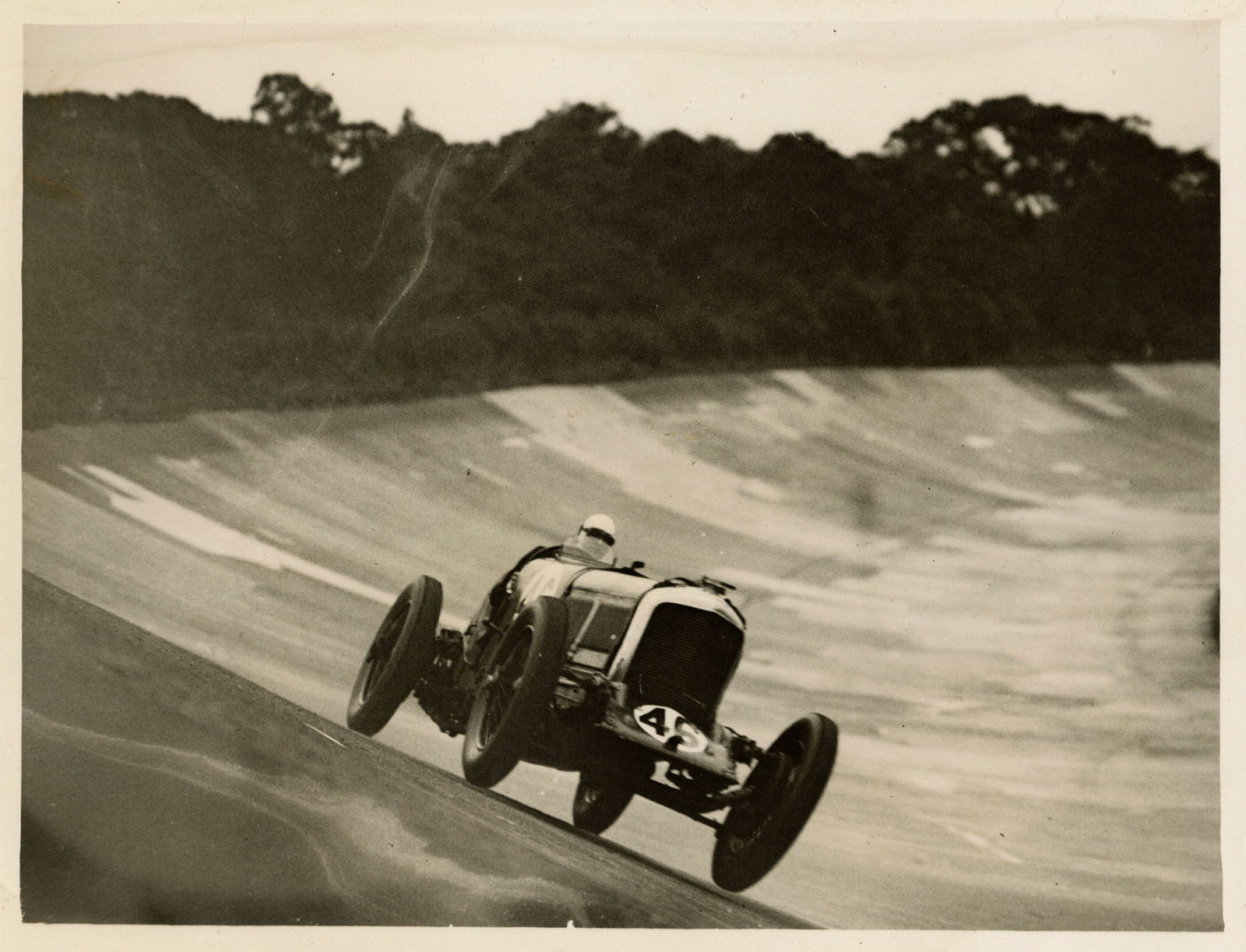 Anonymous, Jack Dunfee Races a Bentley at Brooklands, 1931