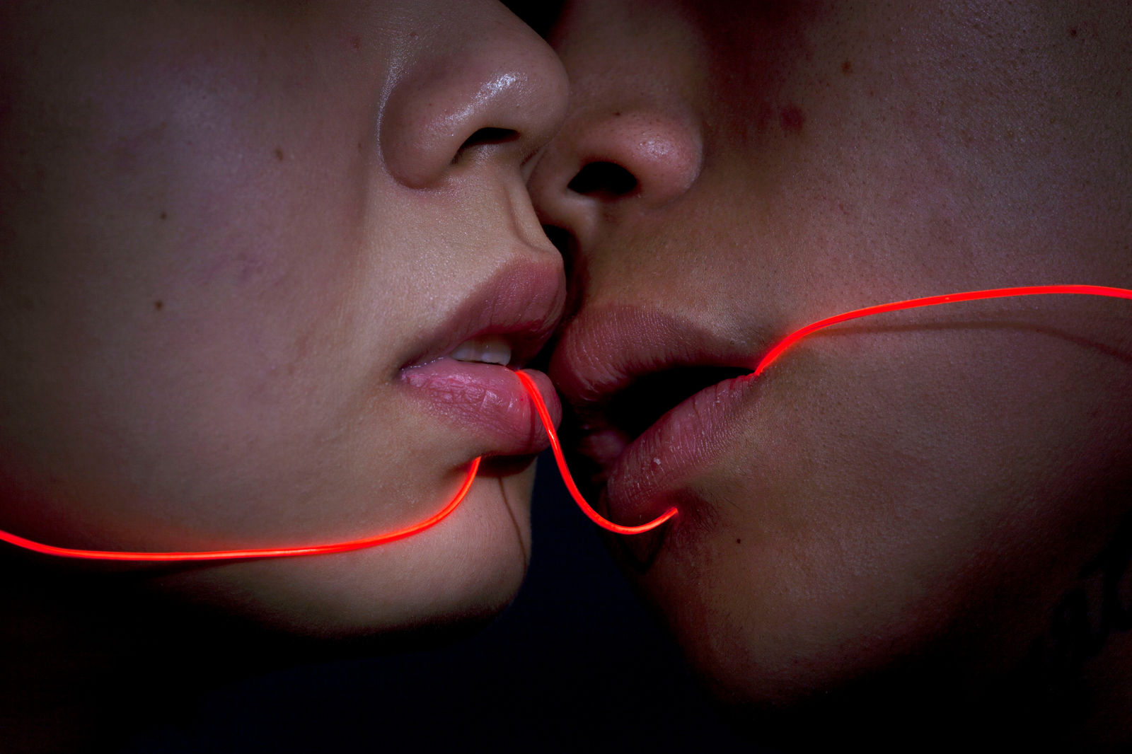 HU Weiyi, Flirt 我静静地等待光从身体穿过, 2014