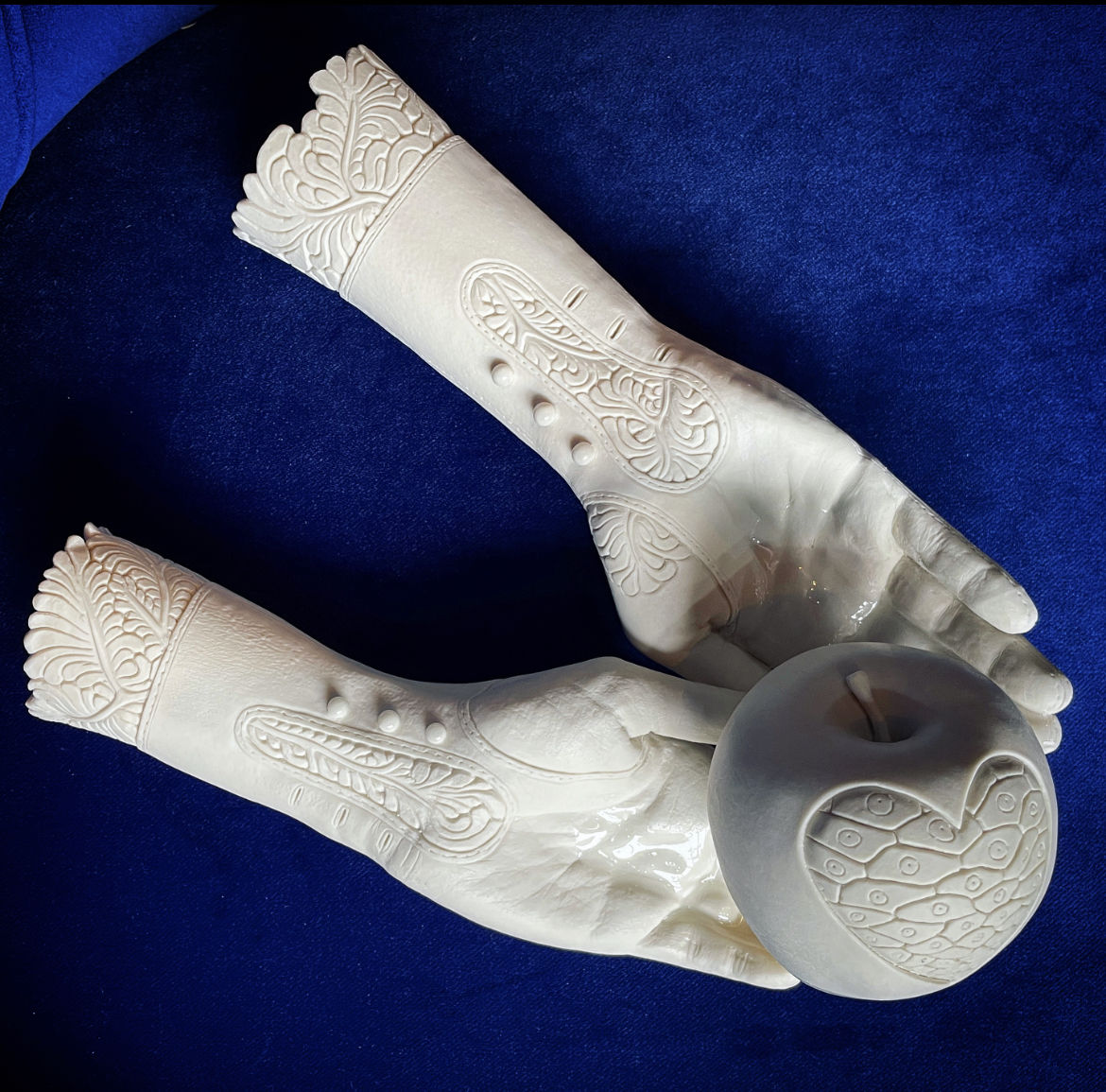 Juli About, Paire Mains Déshabillées & Pomme écorchée, 2021