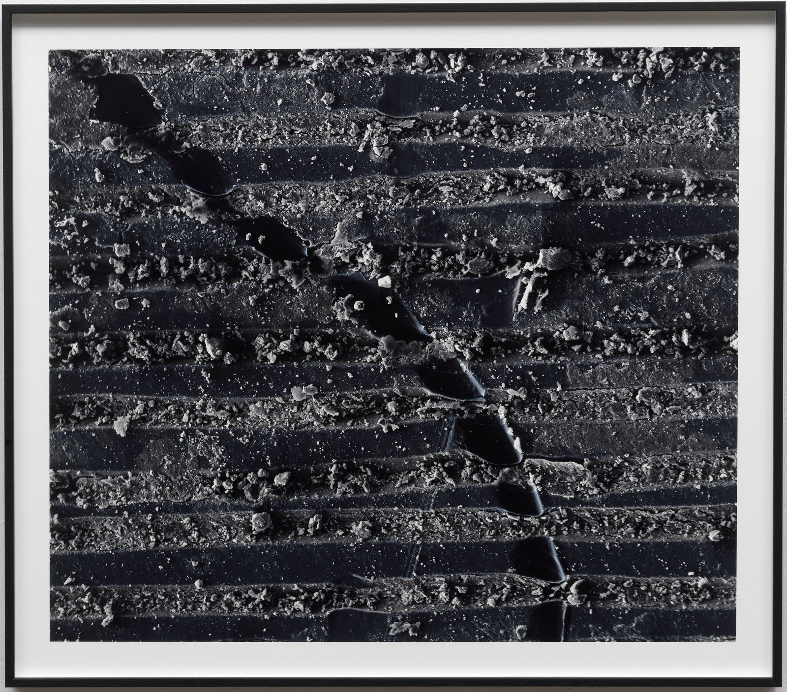 Raúl Ortega Ayala, Field note 22-03-21 – WD 11.6mm (x 100 view of recovered vinyl via Electron Microscope), 2023