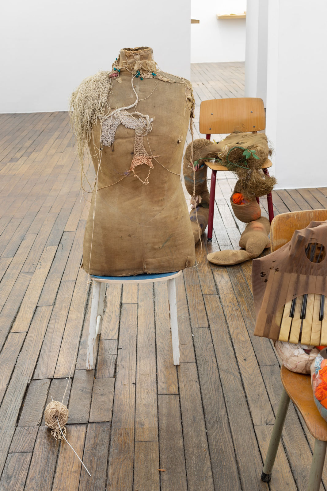 Marianne Berenhaut, Poupées poubelles : Aiguille à tricoter, coton, 1971-1980