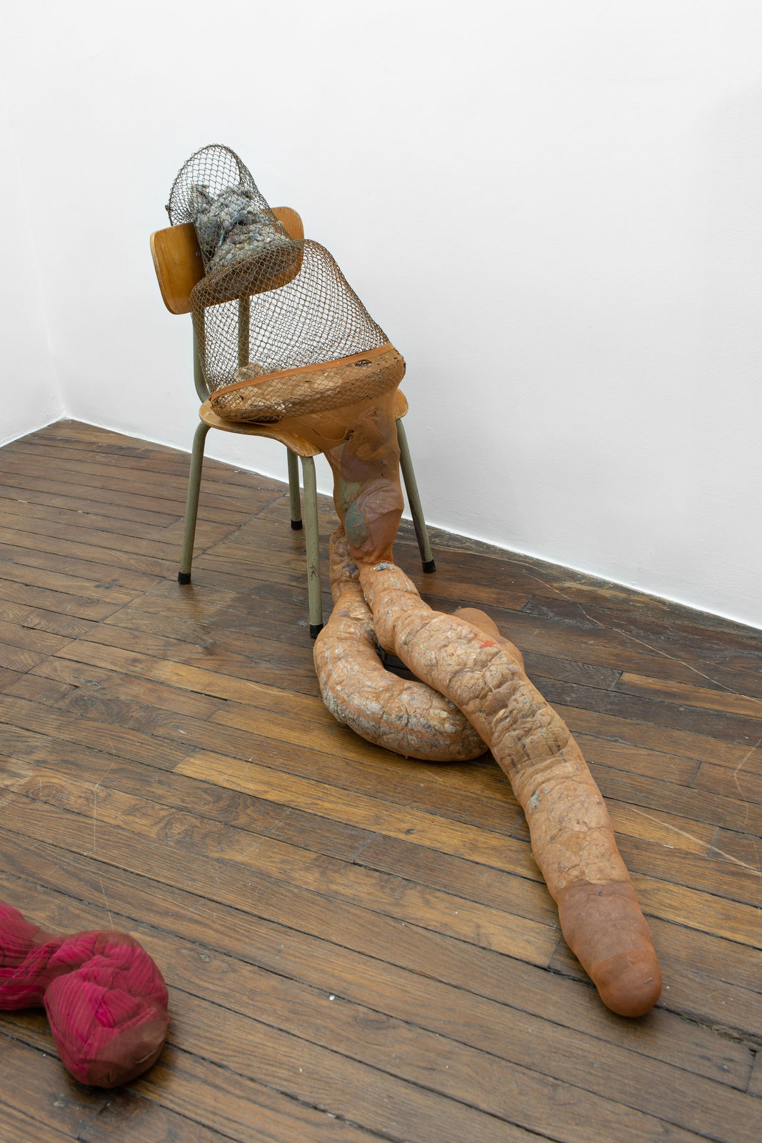 Marianne Berenhaut, Poupées poubelles : Filet de pêche avec coquillage, 1971-1980