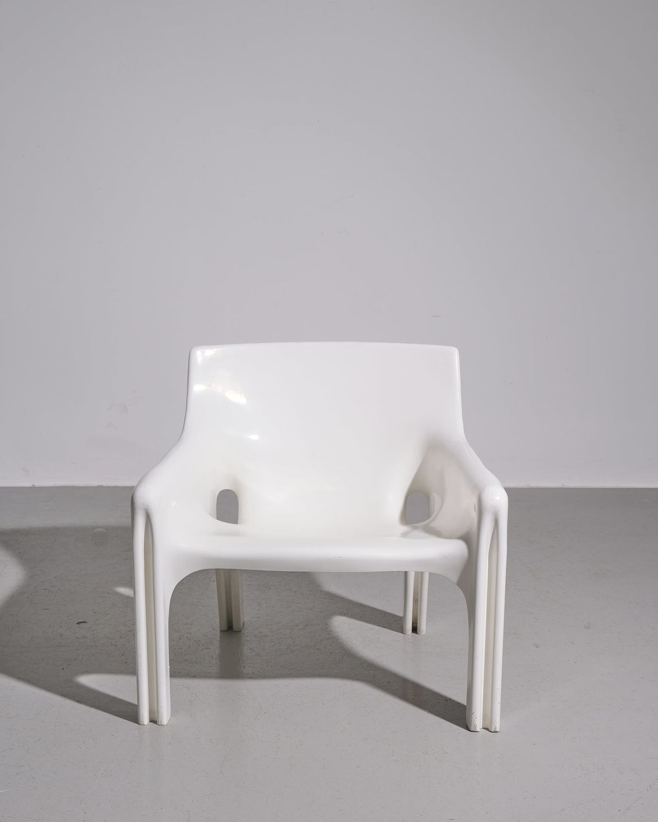 Vico Magistretti, Pair of White 'Vicario' Lounge Chairs