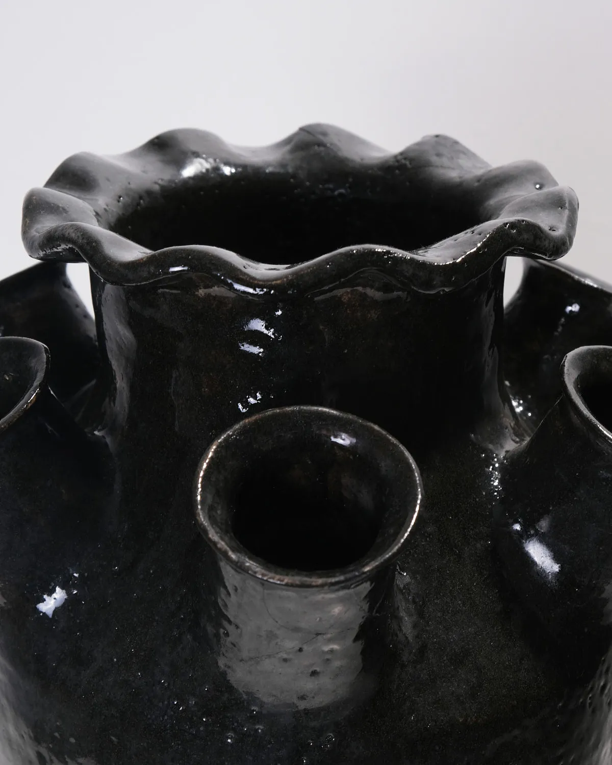 Ali Hewson, Tall wavy tulipiere