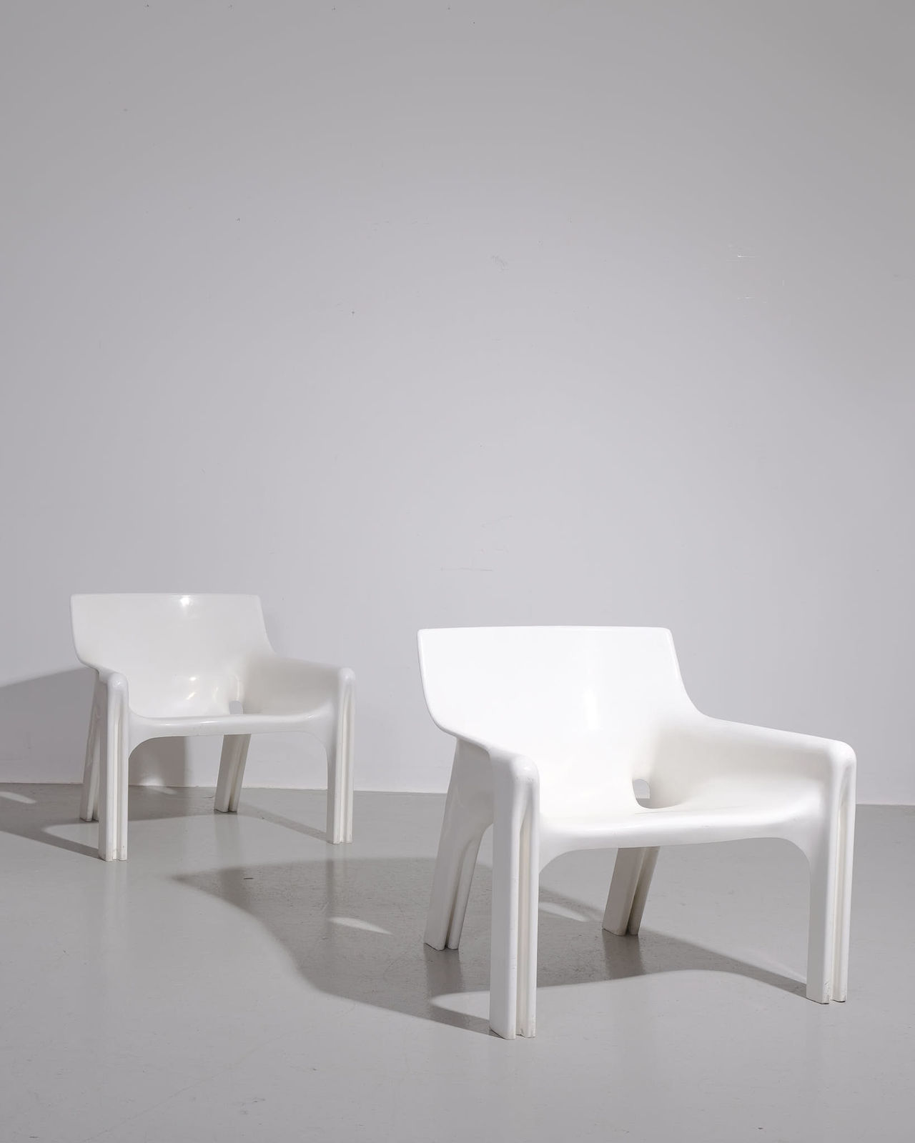Vico Magistretti, Pair of White 'Vicario' Lounge Chairs