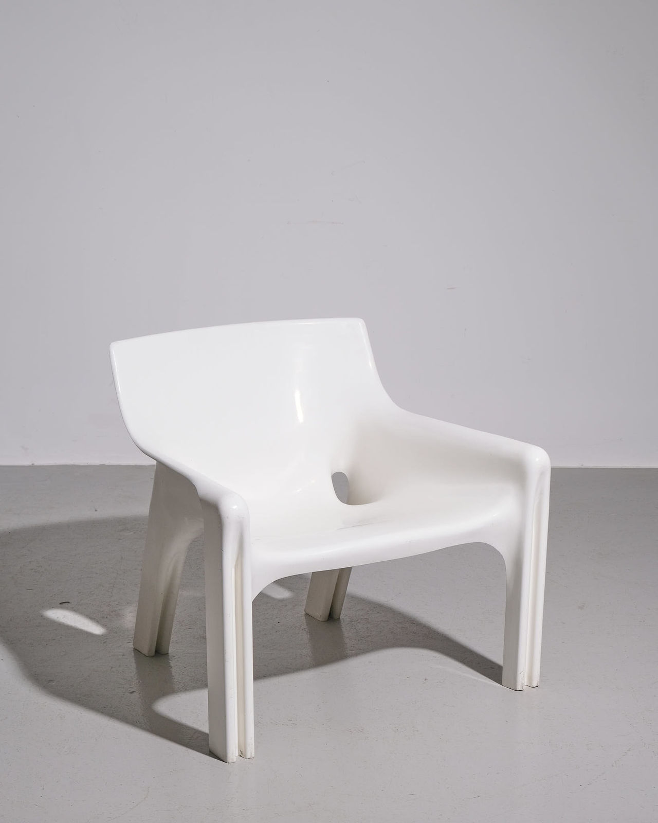 Vico Magistretti, Pair of White 'Vicario' Lounge Chairs