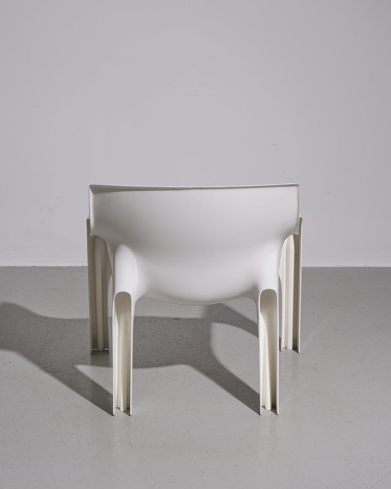 Vico Magistretti, Pair of White 'Vicario' Lounge Chairs