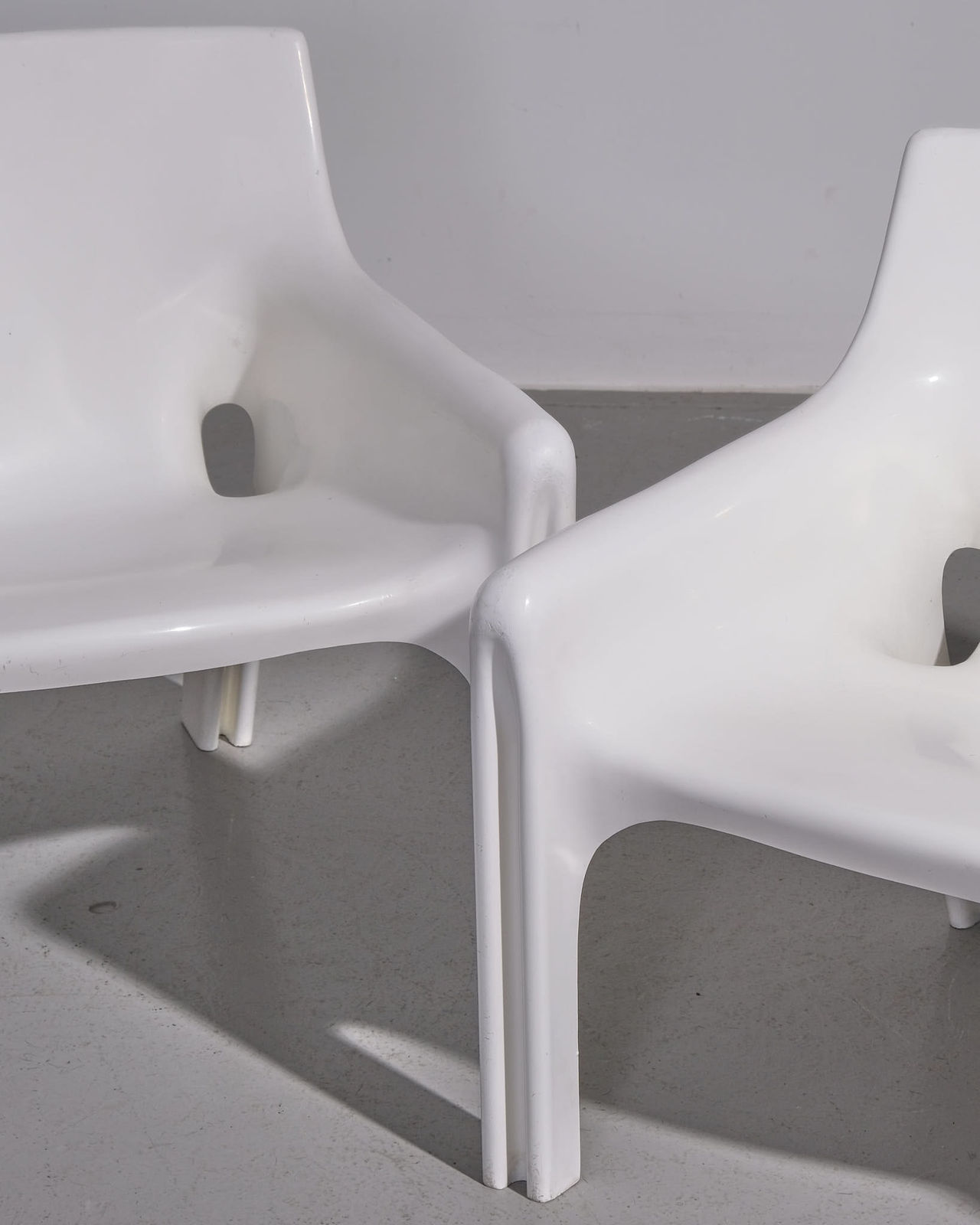 Vico Magistretti, Pair of White 'Vicario' Lounge Chairs
