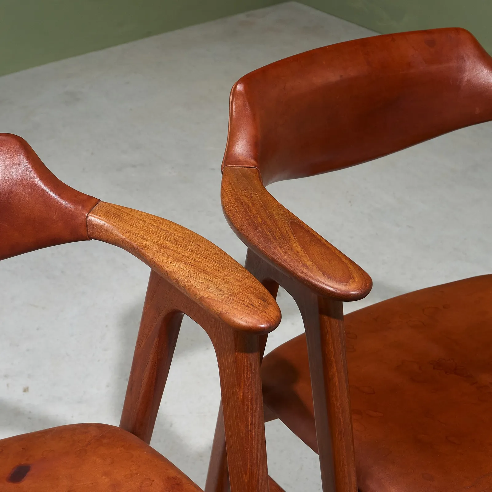 Erik Kirkegaard, Set of 6 Dining Chairs with Armrest in Teak and Original Cognac Leather, Denmark, 1952