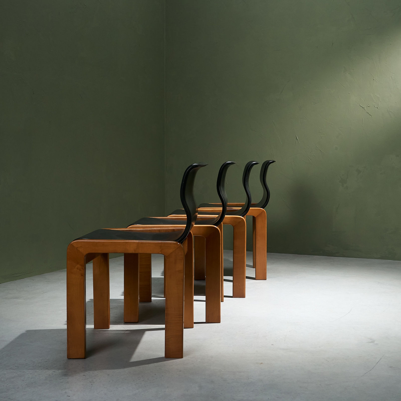 Afra & Tobia Scarpa, Set of 4 Black Leather Dining Chairs with Curved Backrest, 1970s