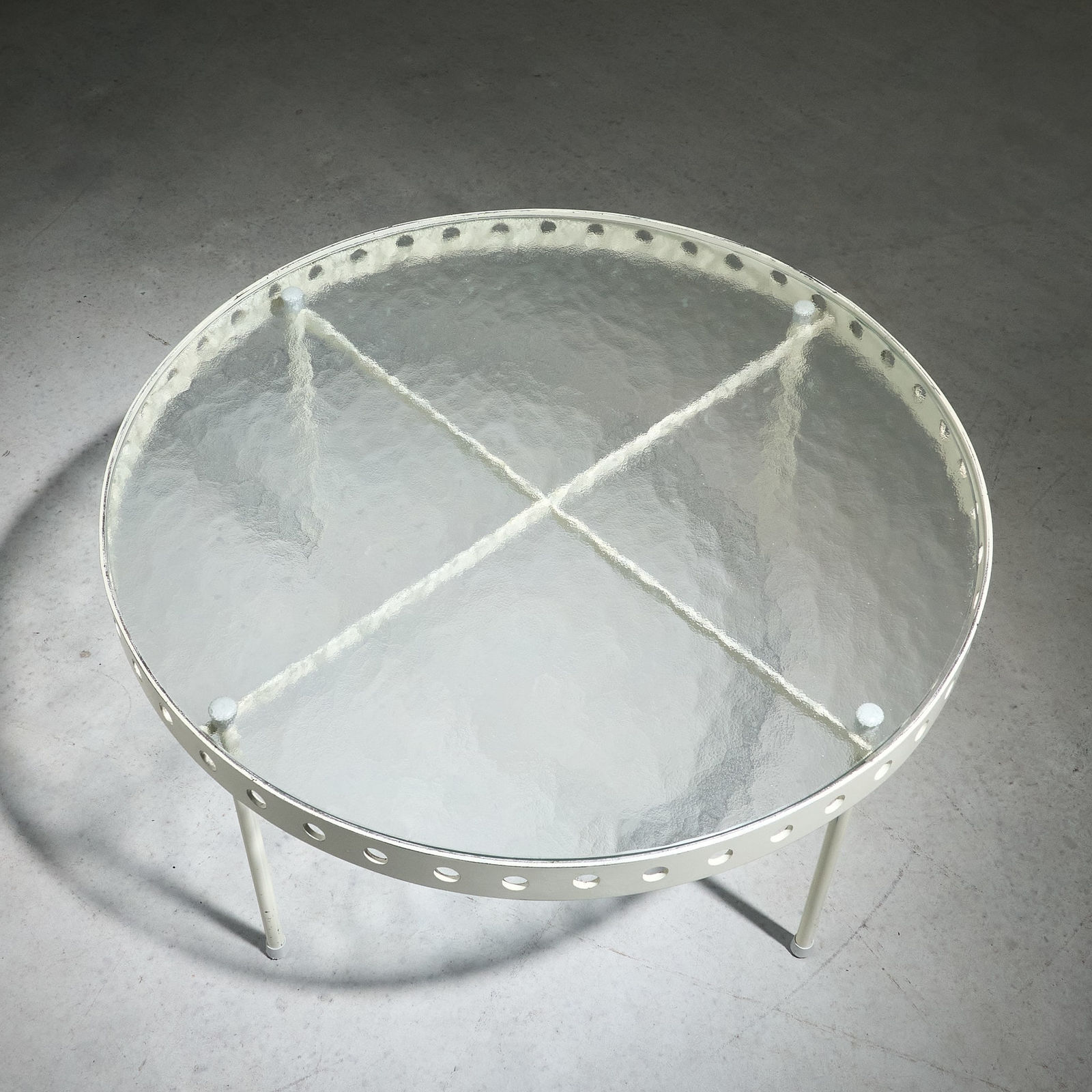 Janni van Pelt, Circular Coffee Table in White Lacquered Steel and Glass top for MyHome, The Netherlands, circa 1950s