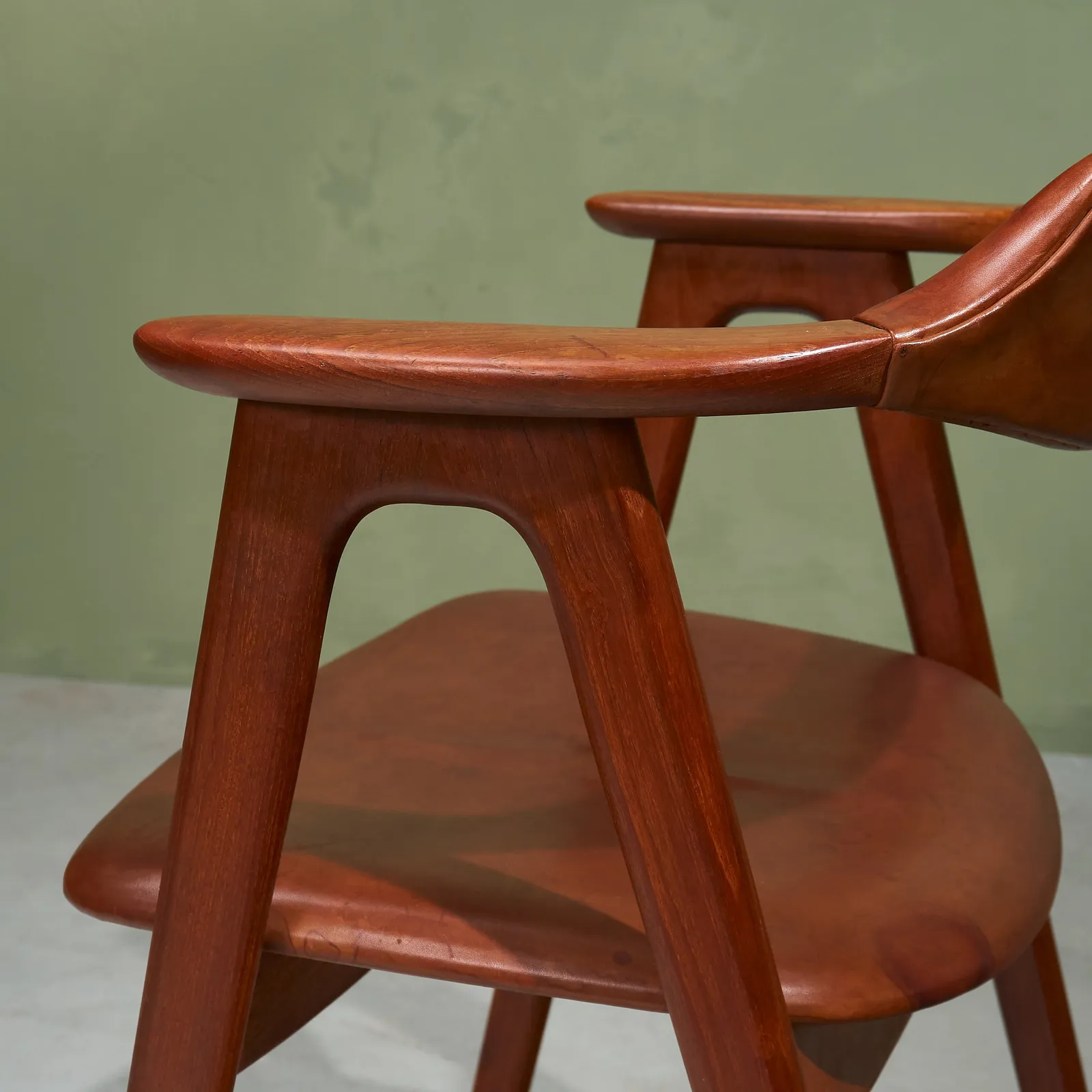 Erik Kirkegaard, Set of 6 Dining Chairs with Armrest in Teak and Original Cognac Leather, Denmark, 1952