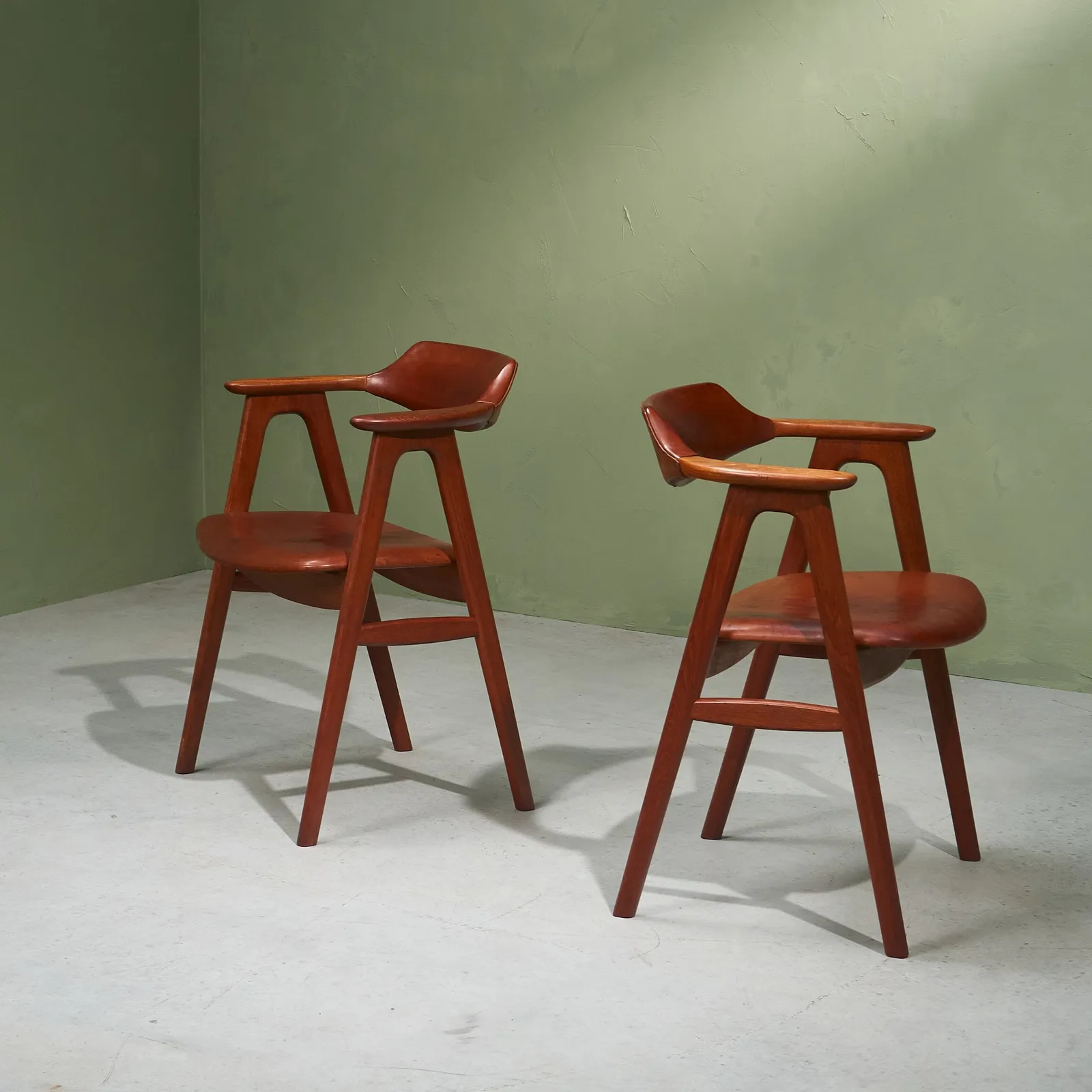 Erik Kirkegaard, Set of 6 Dining Chairs with Armrest in Teak and Original Cognac Leather, Denmark, 1952