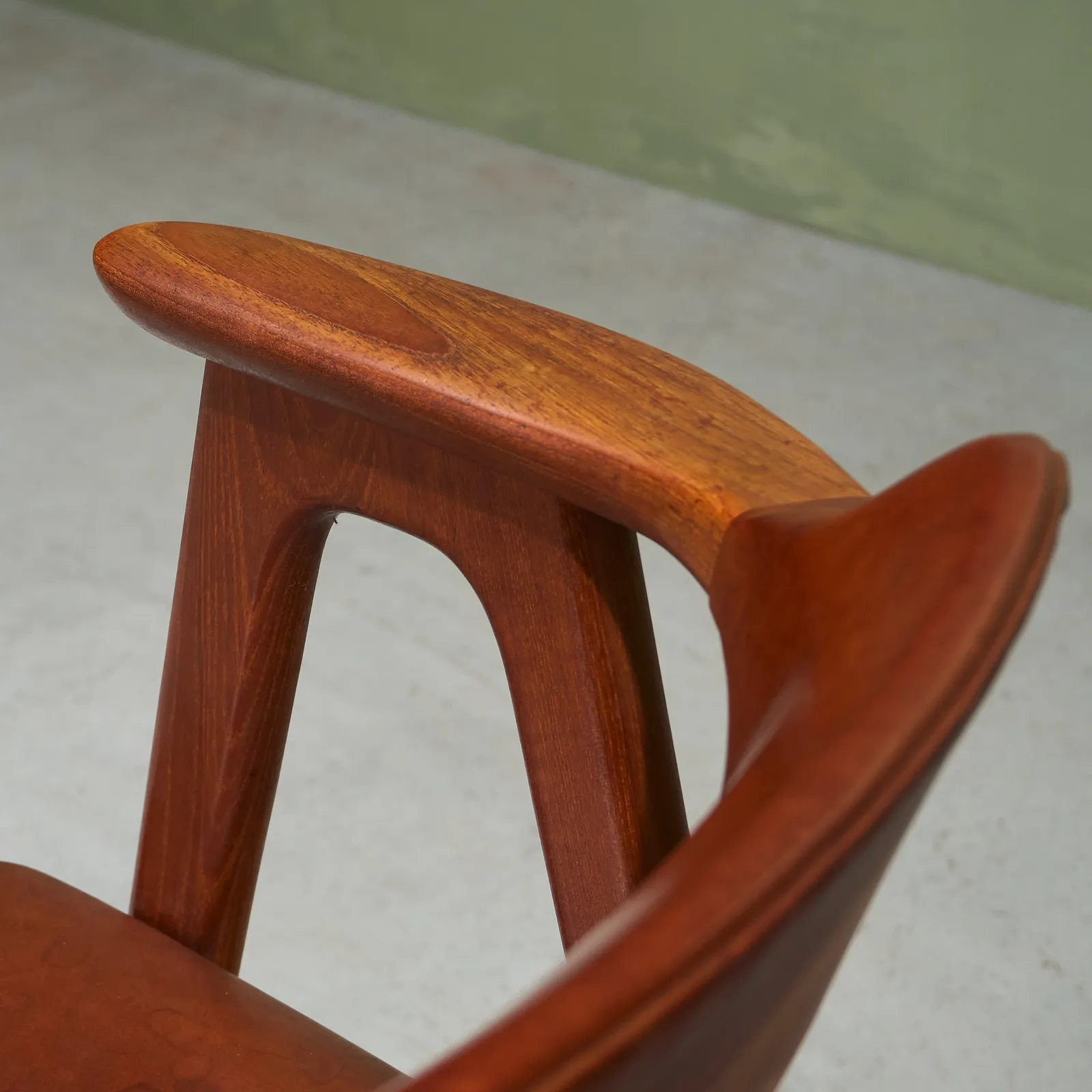 Erik Kirkegaard, Set of 6 Dining Chairs with Armrest in Teak and Original Cognac Leather, Denmark, 1952
