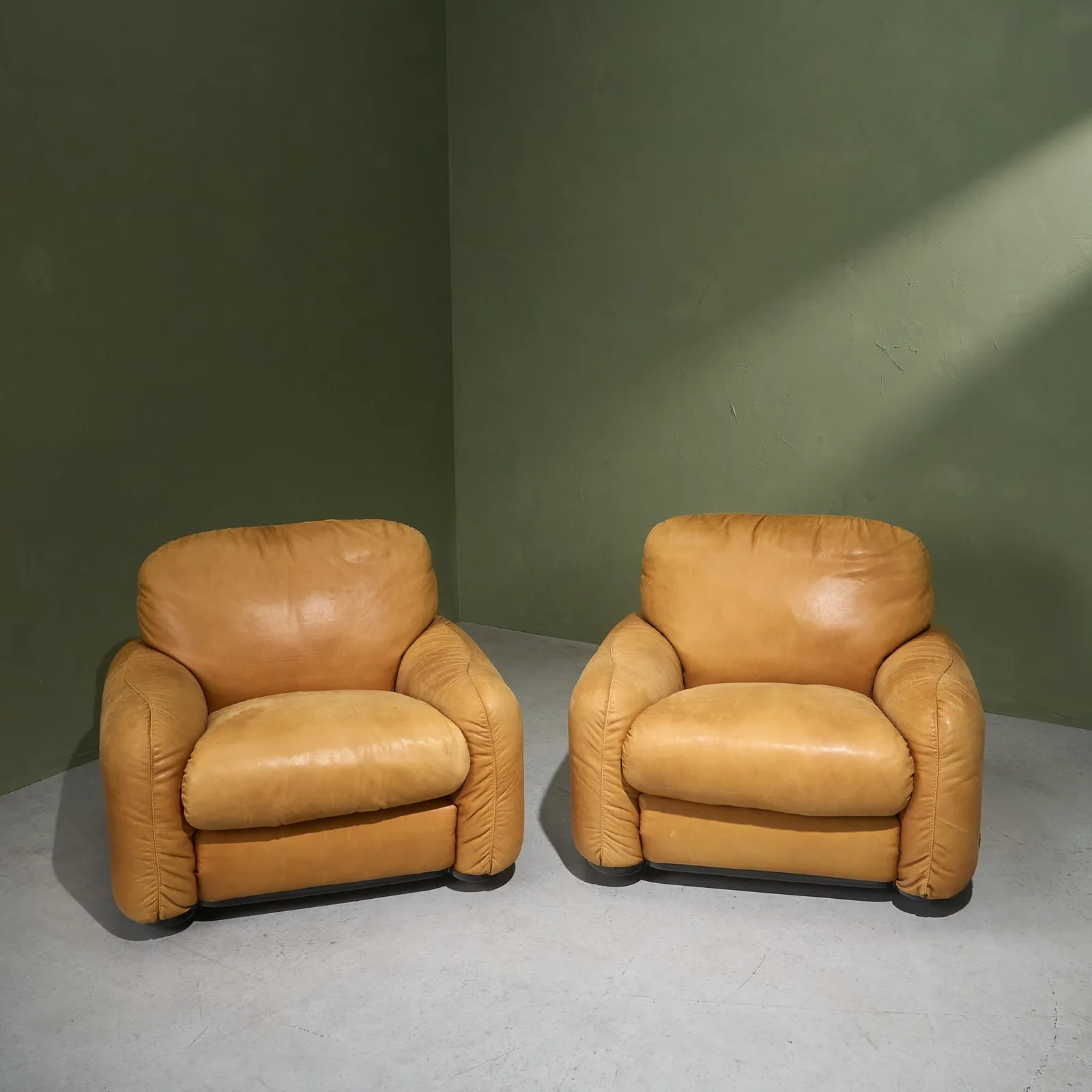 Arrigo Arrighi, Pair of Bulky 'Piumotto' Armchairs in Original Cognac Leather for Busnelli, Italy, 1970s