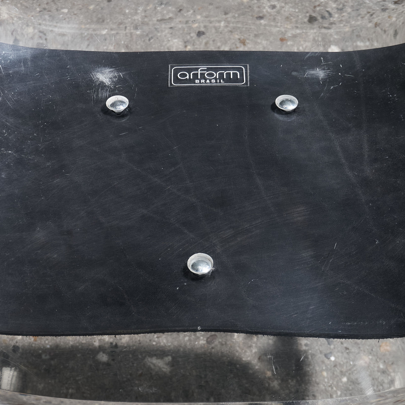 Paolo Tilche, Pair of Cantilever Lounge Chairs in Acrylic, Leather and Steel for Arform Brasil, 1970s