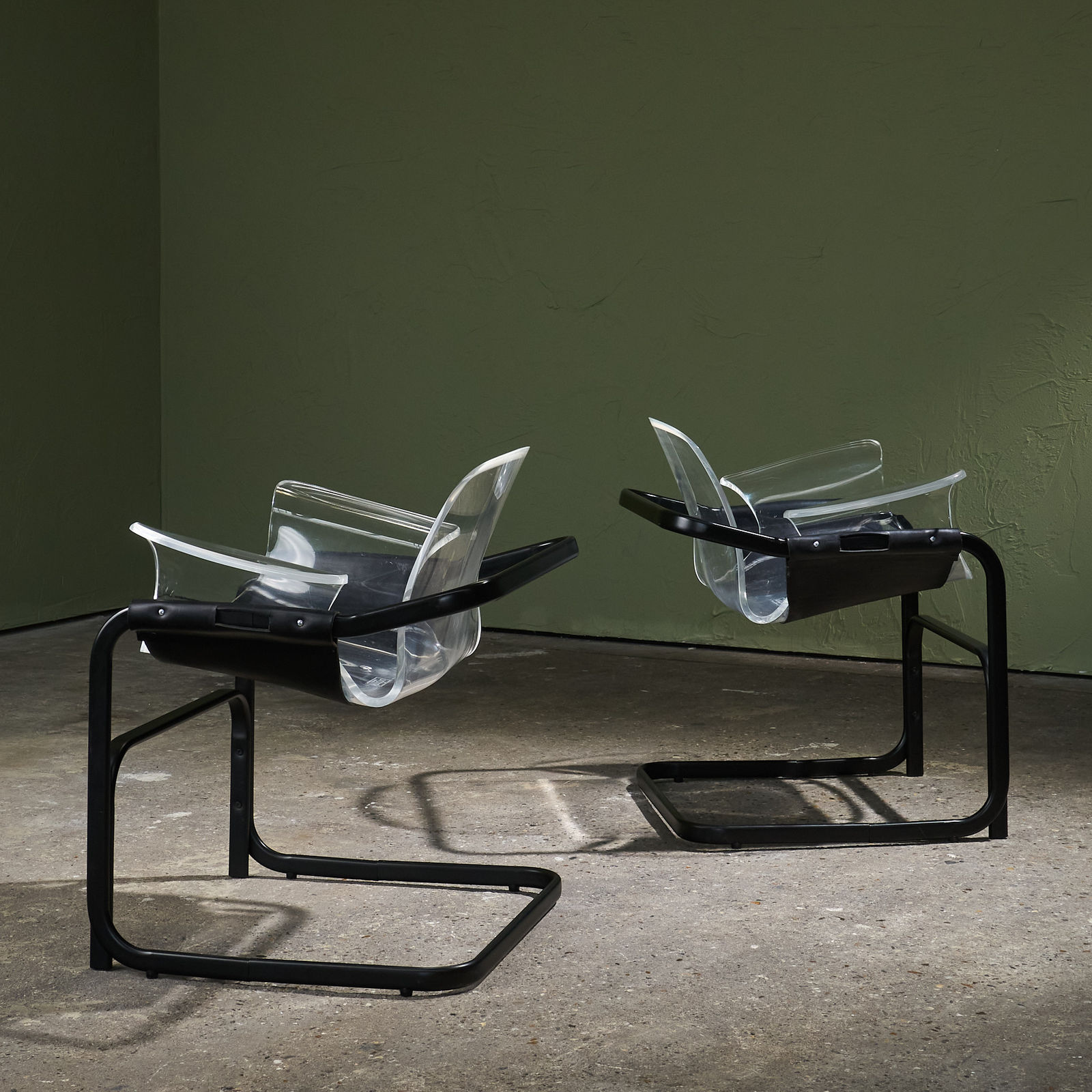 Paolo Tilche, Pair of Cantilever Lounge Chairs in Acrylic, Leather and Steel for Arform Brasil, 1970s