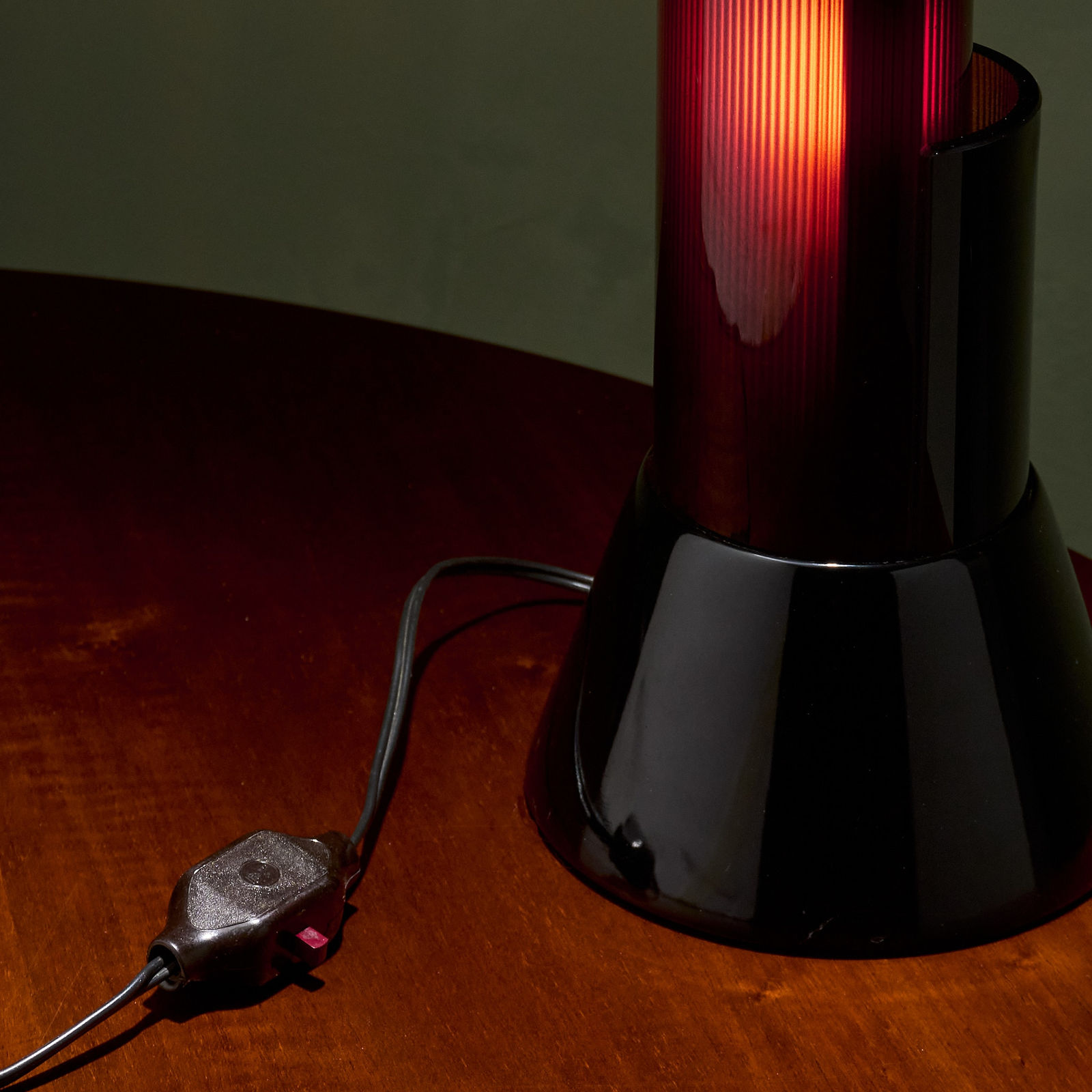Sculptural Totem Table Lamp in Dark Textured Glass and Lacquered Wood, 1970's