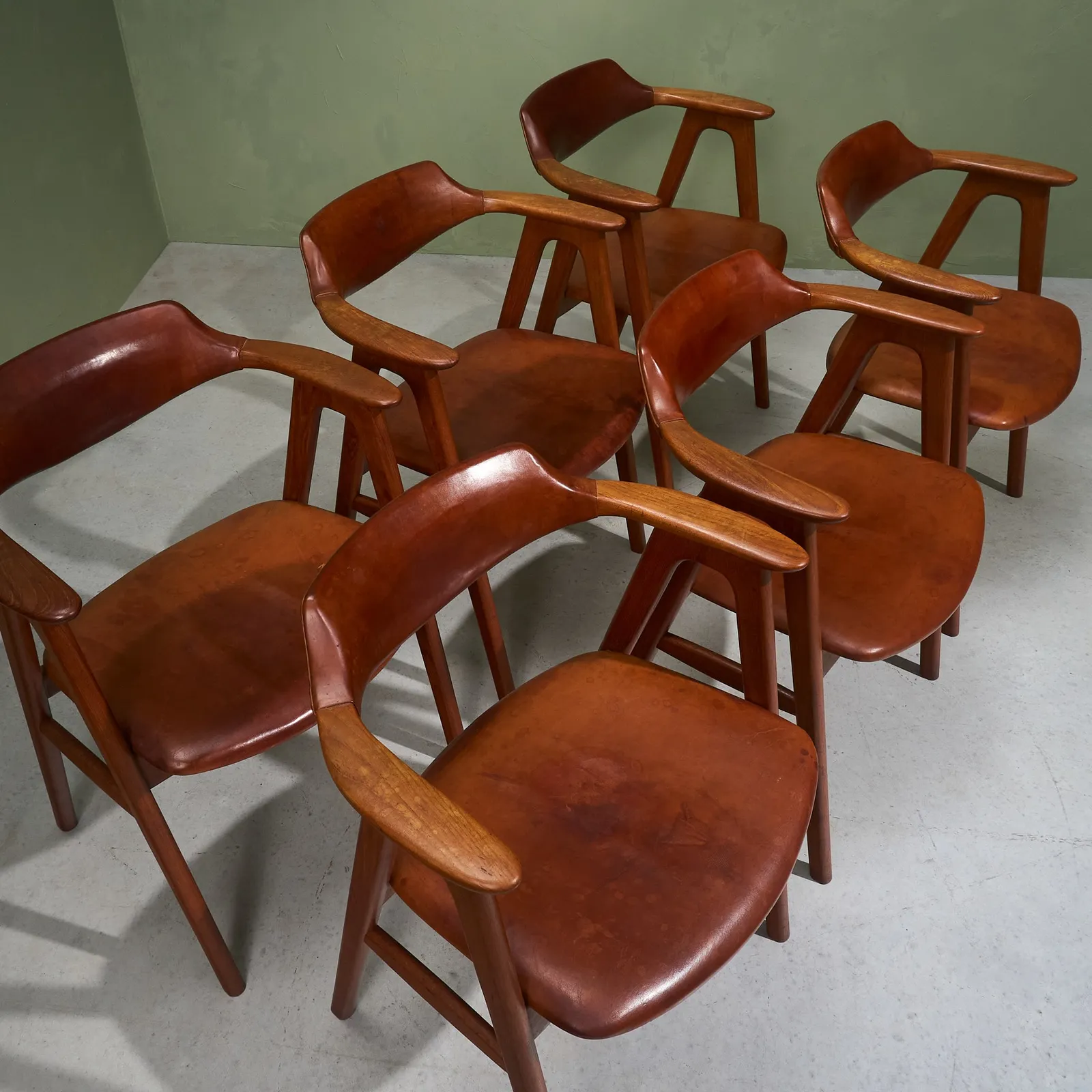 Erik Kirkegaard, Set of 6 Dining Chairs with Armrest in Teak and Original Cognac Leather, Denmark, 1952