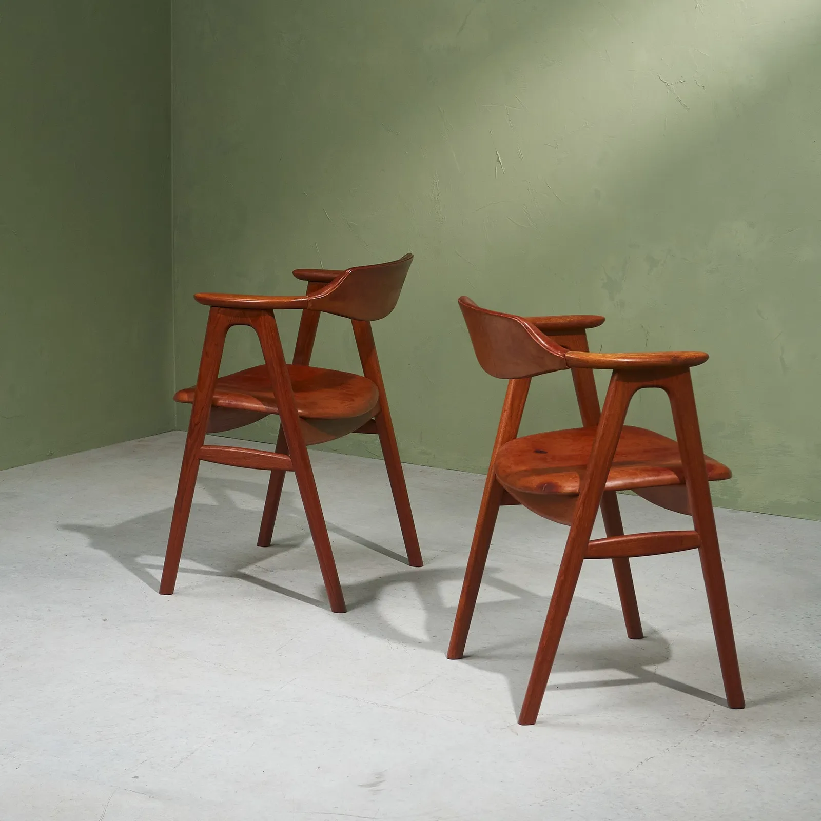 Erik Kirkegaard, Set of 6 Dining Chairs with Armrest in Teak and Original Cognac Leather, Denmark, 1952